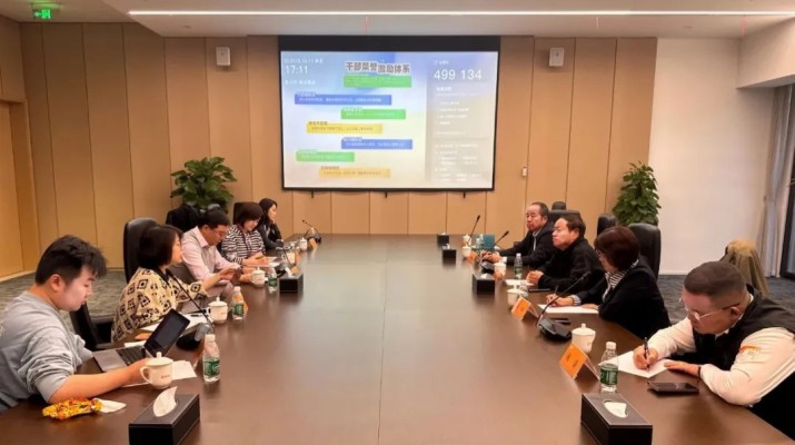 10月17日,甘肅文旅集團(tuán)黨委書(shū)記、董事長(zhǎng)石培文帶隊(duì)赴北京快手科技有限公司總部考察,對(duì)接洽談相關(guān)合作項(xiàng)目。快手科技副總裁張軍,副總編輯倪超,集團(tuán)公司副總經(jīng)理謝昕,雙方相關(guān)子公司負(fù)責(zé)人參加考察座談。張軍